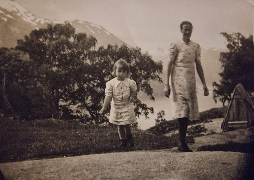 Bjørg Aslaug Folven med moren Hanna Sigdestad på Sigdestad